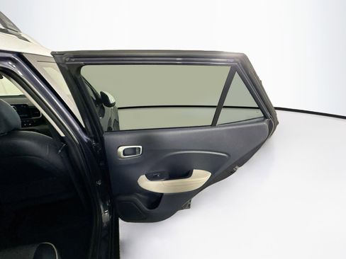 Used 2021 Hyundai Venue FWD image 29