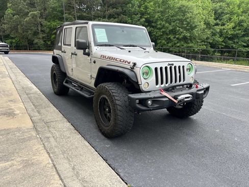 Used 2011 Jeep Wrangler Unlimited Rubicon w/ Connectivity Group AWD/4WD image 3