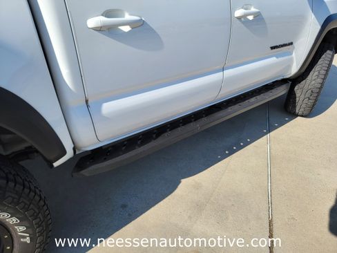 Used 2018 Toyota Tacoma TRD Off-Road w/ Technology Package image 8