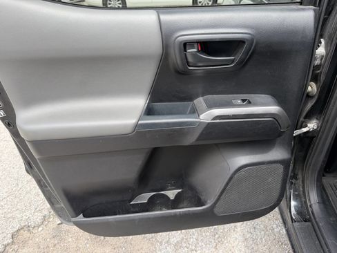 Used 2018 Toyota Tacoma SR5 AWD/4WD image 16