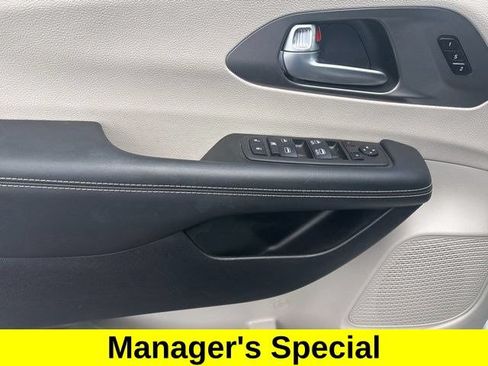 Used 2024 Chrysler Pacifica Touring-L FWD image 13