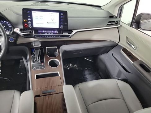 Used 2024 Toyota Sienna XLE image 17