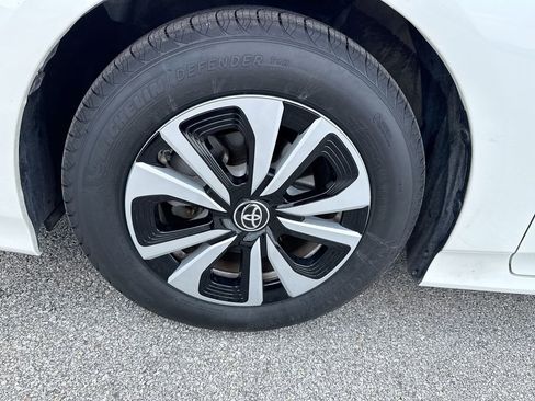 Certified 2018 Toyota Prius Prime Premium FWD image 18