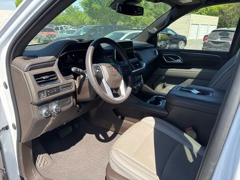 Used 2023 GMC Yukon XL SLT image 9