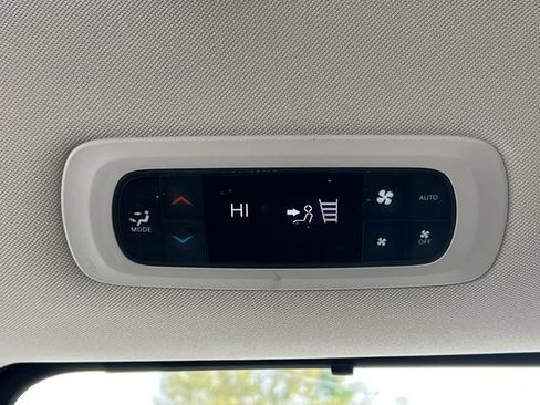 Used 2023 Chrysler Pacifica Touring-L FWD image 34