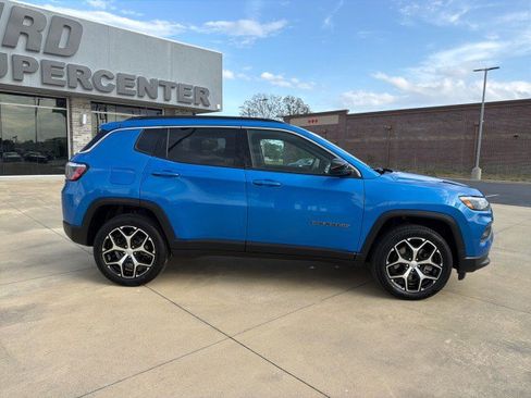 Used 2024 Jeep Compass Latitude AWD/4WD image 3