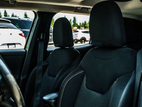 Used 2016 Jeep Renegade 75th Anniversary AWD/4WD image 23