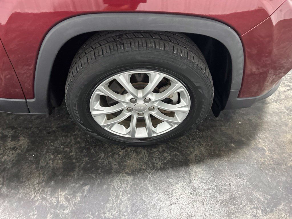 Used 2019 Jeep Cherokee Latitude w/ Cold Weather Group FWD image 17