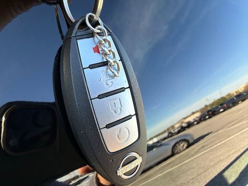 Used 2024 Nissan Titan SV w/ SV Convenience Package image 27