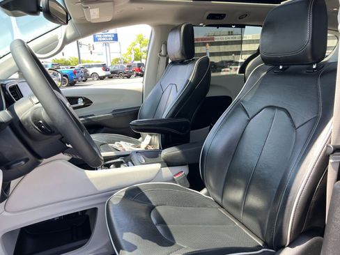Used 2022 Chrysler Pacifica Limited AWD/4WD image 21