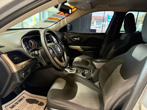 Used 2017 Jeep Cherokee Sport image 9