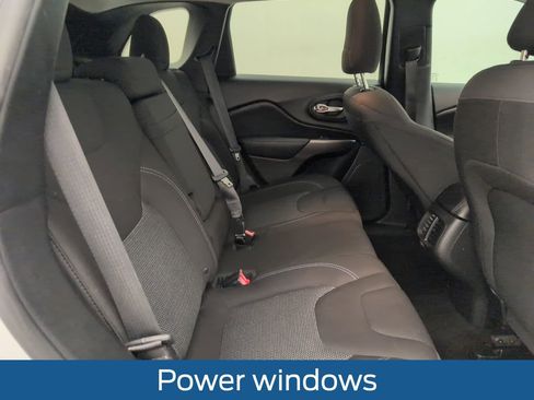 Used 2019 Jeep Cherokee Latitude w/ Popular Appearance Group FWD image 16