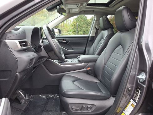 Used 2024 Toyota Highlander XLE image 13