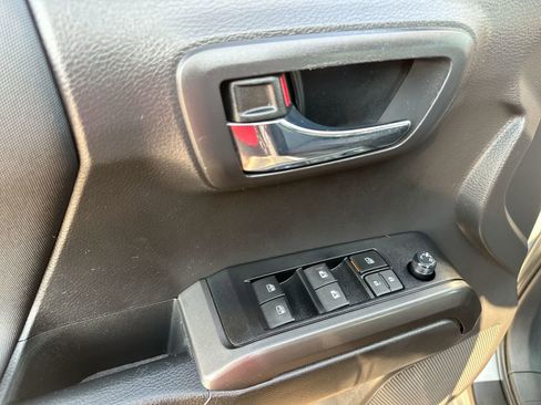 Used 2022 Toyota Tacoma TRD Off-Road image 13