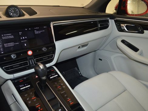 Certified 2025 Porsche Macan image 24