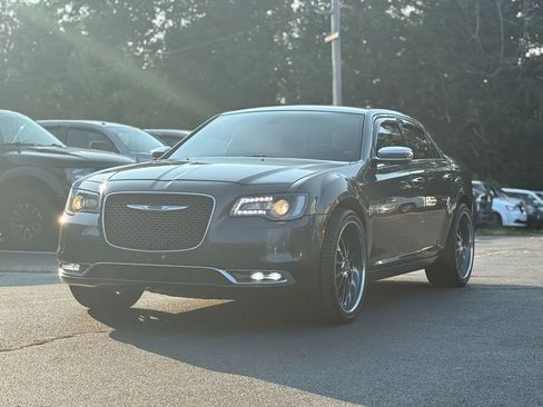 Used 2018 Chrysler 300 Limited image 2
