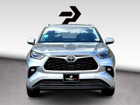 Used 2023 Toyota Highlander XLE FWD image 3