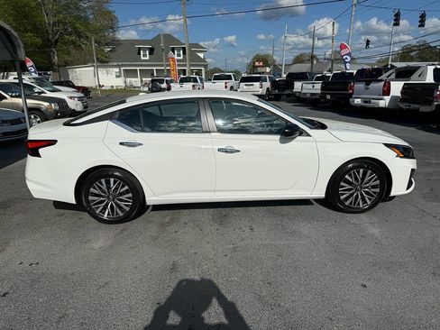 Used 2025 Nissan Altima 2.5 SV FWD image 3