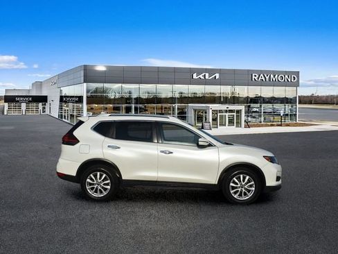 Used 2019 Nissan Rogue SV FWD image 2