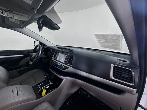 Used 2019 Toyota Highlander XLE AWD/4WD image 30