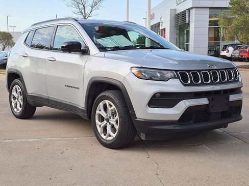 Used 2025 Jeep Compass Latitude w/ Convenience Group AWD/4WD image 12