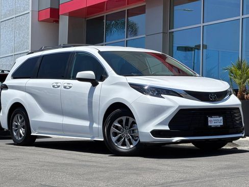 Certified 2026 Toyota Sienna LE FWD image 2