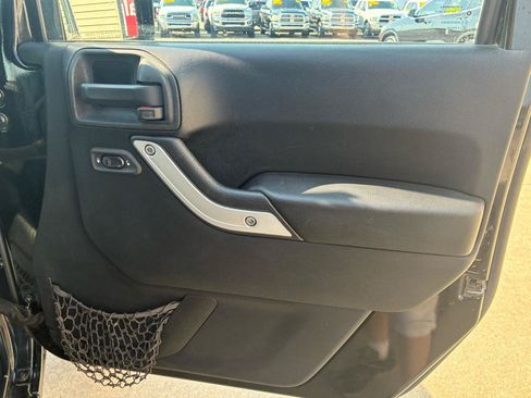 Used 2014 Jeep Wrangler Unlimited Rubicon w/ Connectivity Group AWD/4WD image 16