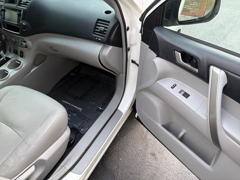 Used 2013 Toyota Highlander SE AWD/4WD image 37