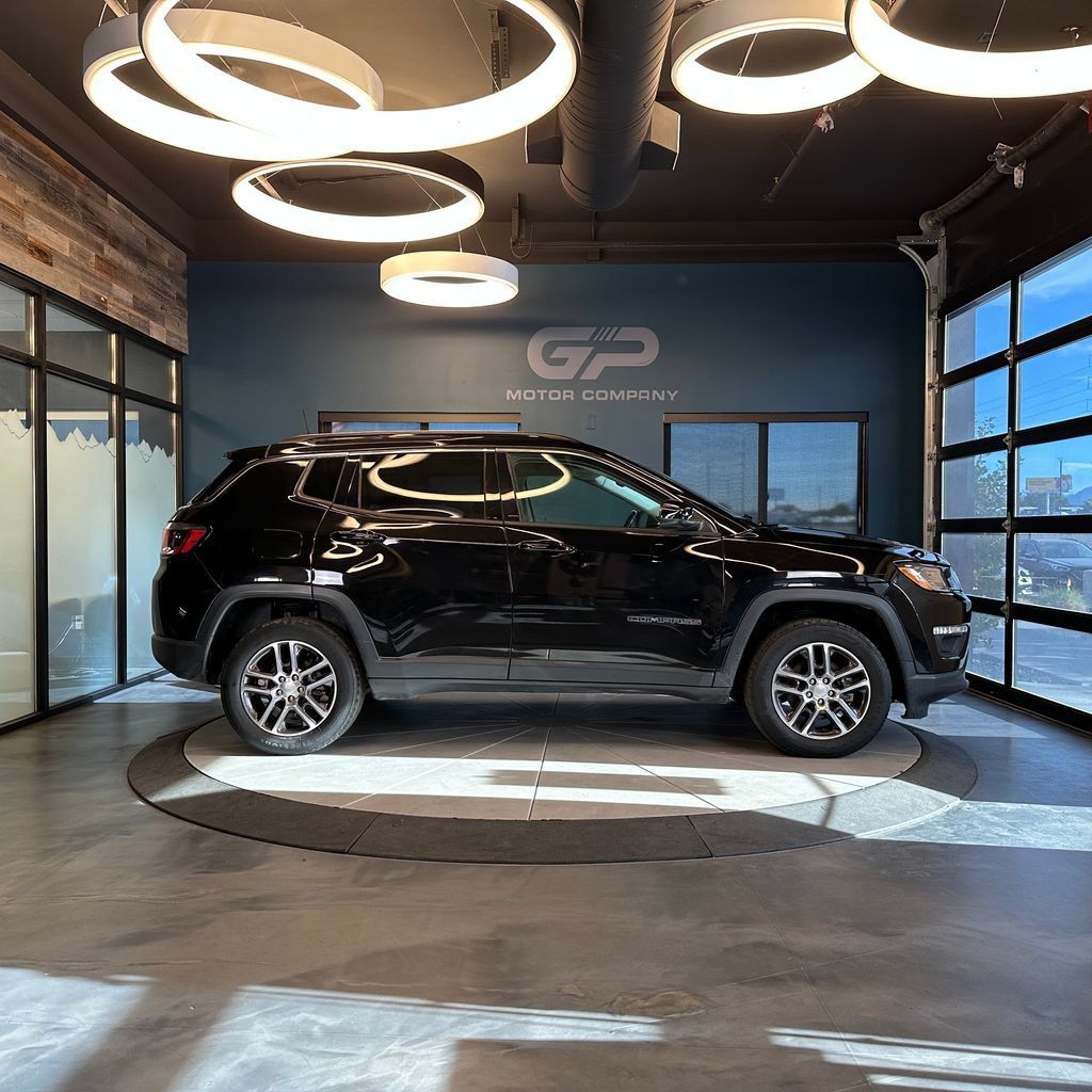 Used 2020 Jeep Compass Latitude w/ Cold Weather Group AWD/4WD image 2