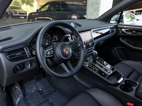 Certified 2025 Porsche Macan AWD/4WD image 4