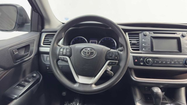 Used 2019 Toyota Highlander LE FWD image 21