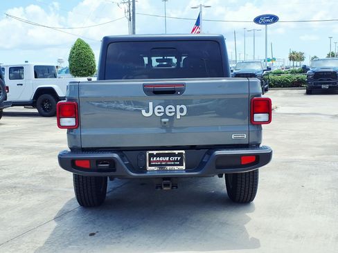 Used 2022 Jeep Gladiator Overland w/ Popular Equipment Package AWD/4WD image 6