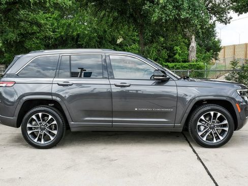 Used 2022 Jeep Grand Cherokee Overland w/ Luxury Tech Group IV RWD image 15