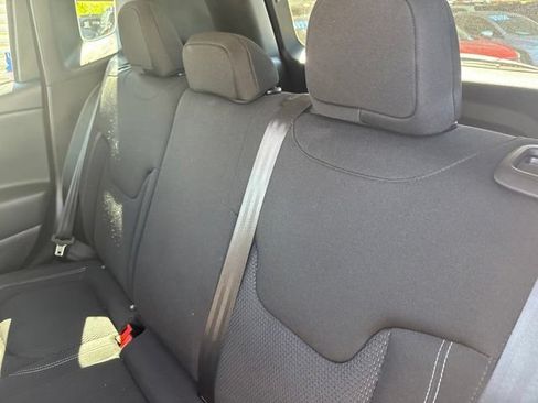 Used 2023 Jeep Renegade Latitude w/ Premium Group AWD/4WD image 15