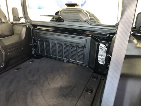 Used 2024 Jeep Wrangler Unlimited Sahara w/ Technology Group AWD/4WD image 10