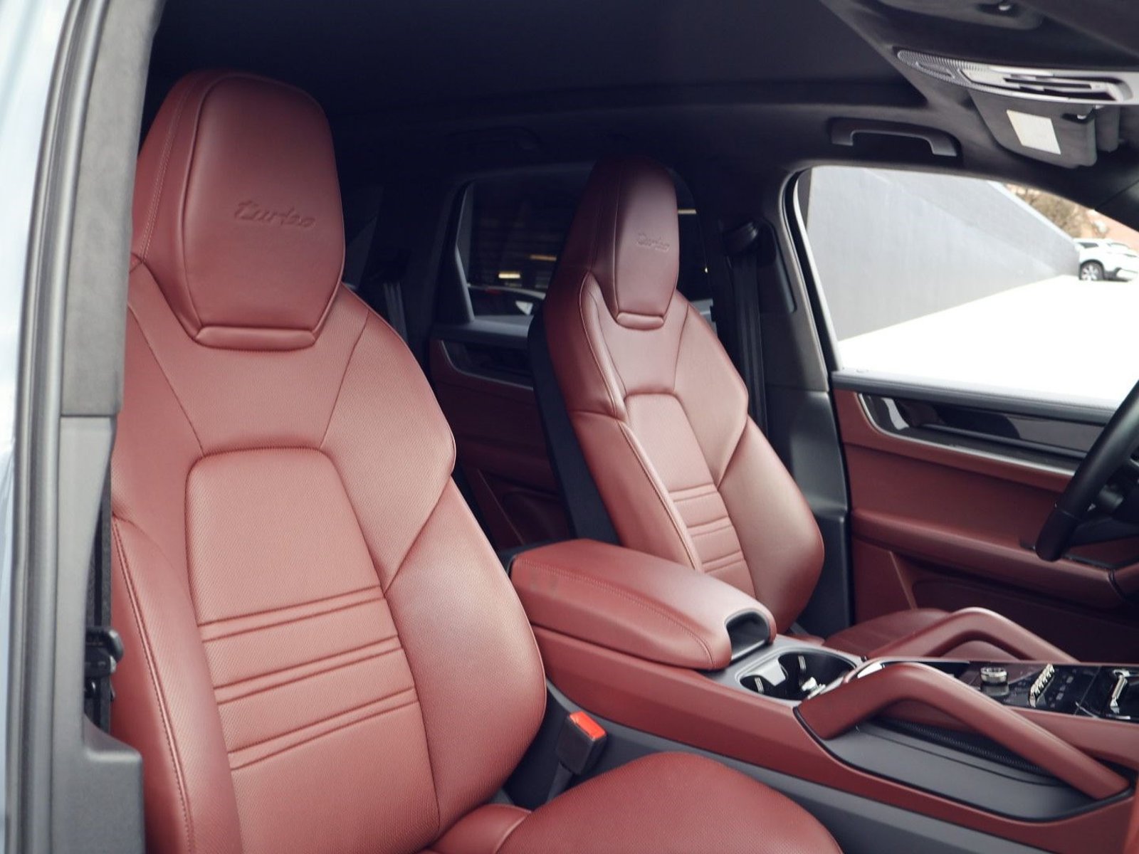Certified 2025 Porsche Cayenne Turbo AWD/4WD image 24