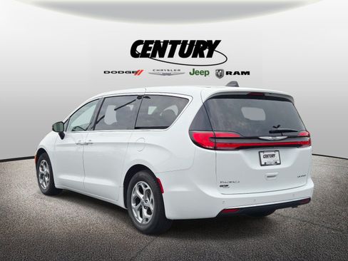 Used 2024 Chrysler Pacifica Limited FWD image 6