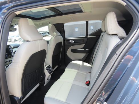 Used 2021 Volvo XC40 T4 Momentum FWD image 21
