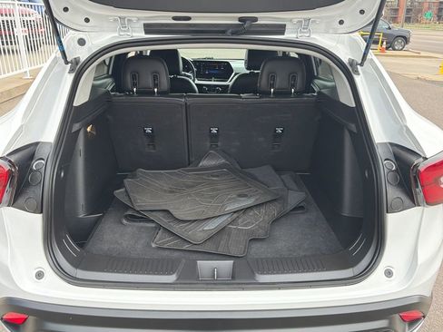Used 2024 Chevrolet Trax LT w/ Sunroof Package image 22