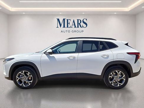 Used 2025 Chevrolet Trax LT FWD image 2