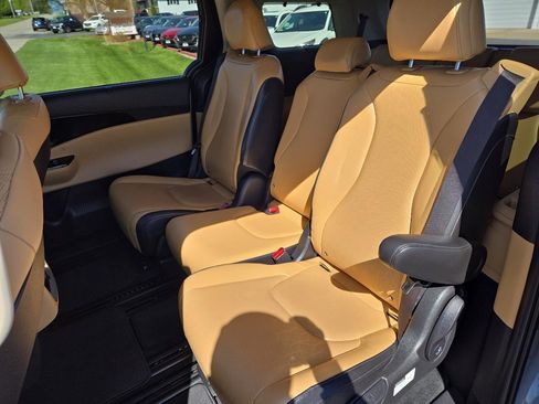 Used 2022 Kia Carnival EX FWD image 15