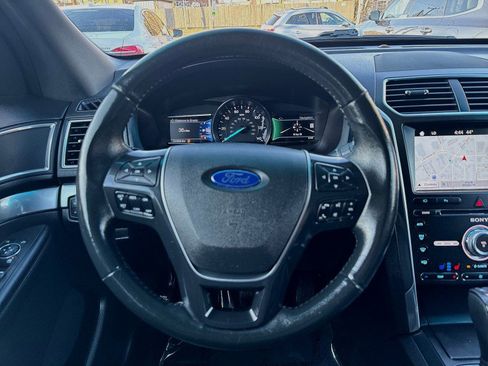 Used 2017 Ford Explorer Limited image 18
