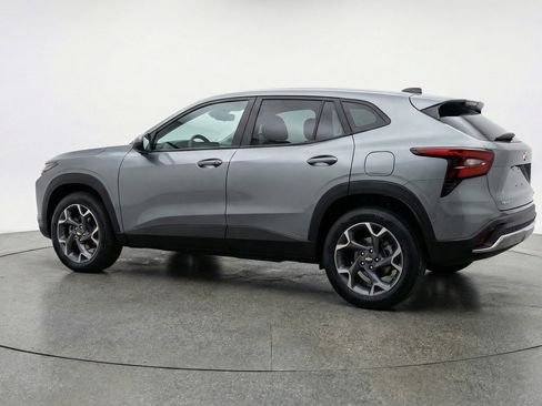 Used 2025 Chevrolet Trax LT image 6