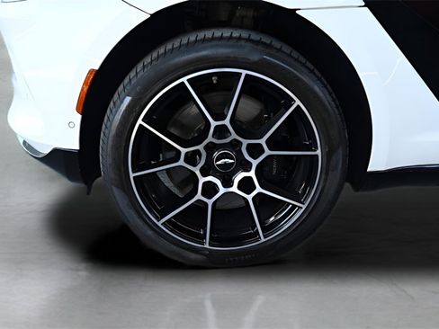 Used 2021 Aston Martin DBX image 9