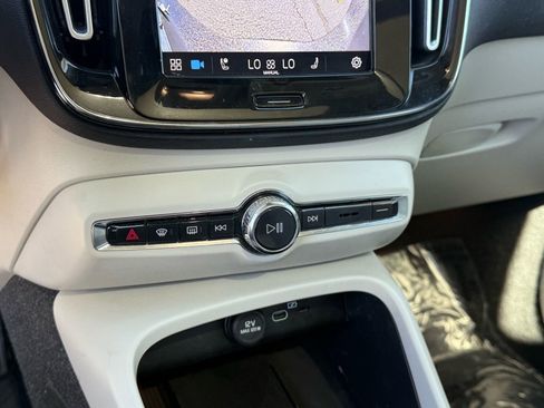 Used 2023 Volvo XC40 B4 Ultimate image 23