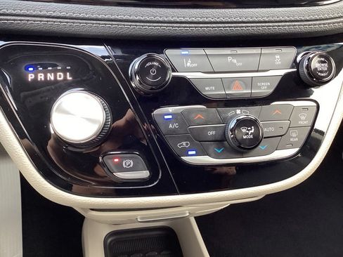 Used 2023 Chrysler Pacifica Touring-L FWD image 21