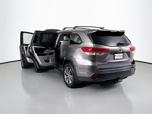 Used 2019 Toyota Highlander XLE AWD/4WD image 30