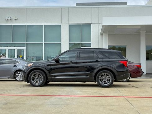 Used 2023 Ford Explorer XLT w/ Equipment Group 202A RWD image 3