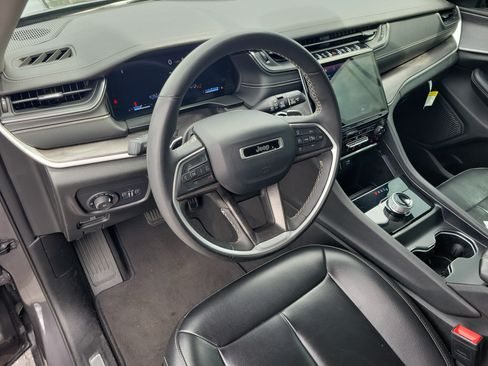 Used 2023 Jeep Grand Cherokee Limited RWD image 14