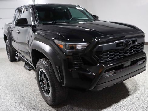 Used 2025 Toyota Tacoma TRD Off-Road AWD/4WD image 5